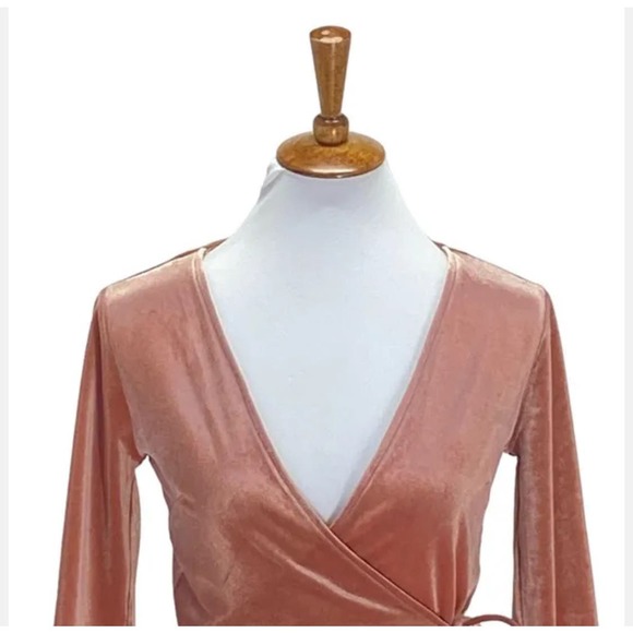 Forever 21 cropped Velvet Wrap Top Pink - Picture 6 of 11